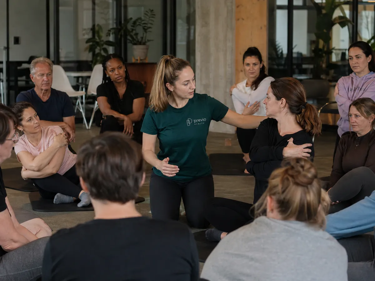 Previo Health Trainerin erklärt der Gruppe