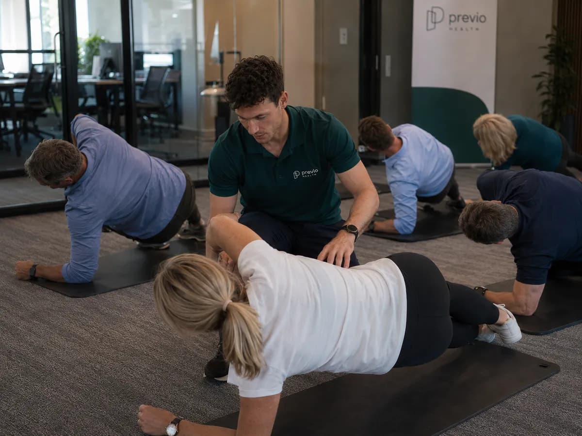 Previo Health Präventionskurs mit Plank-Übung im Unternehmen